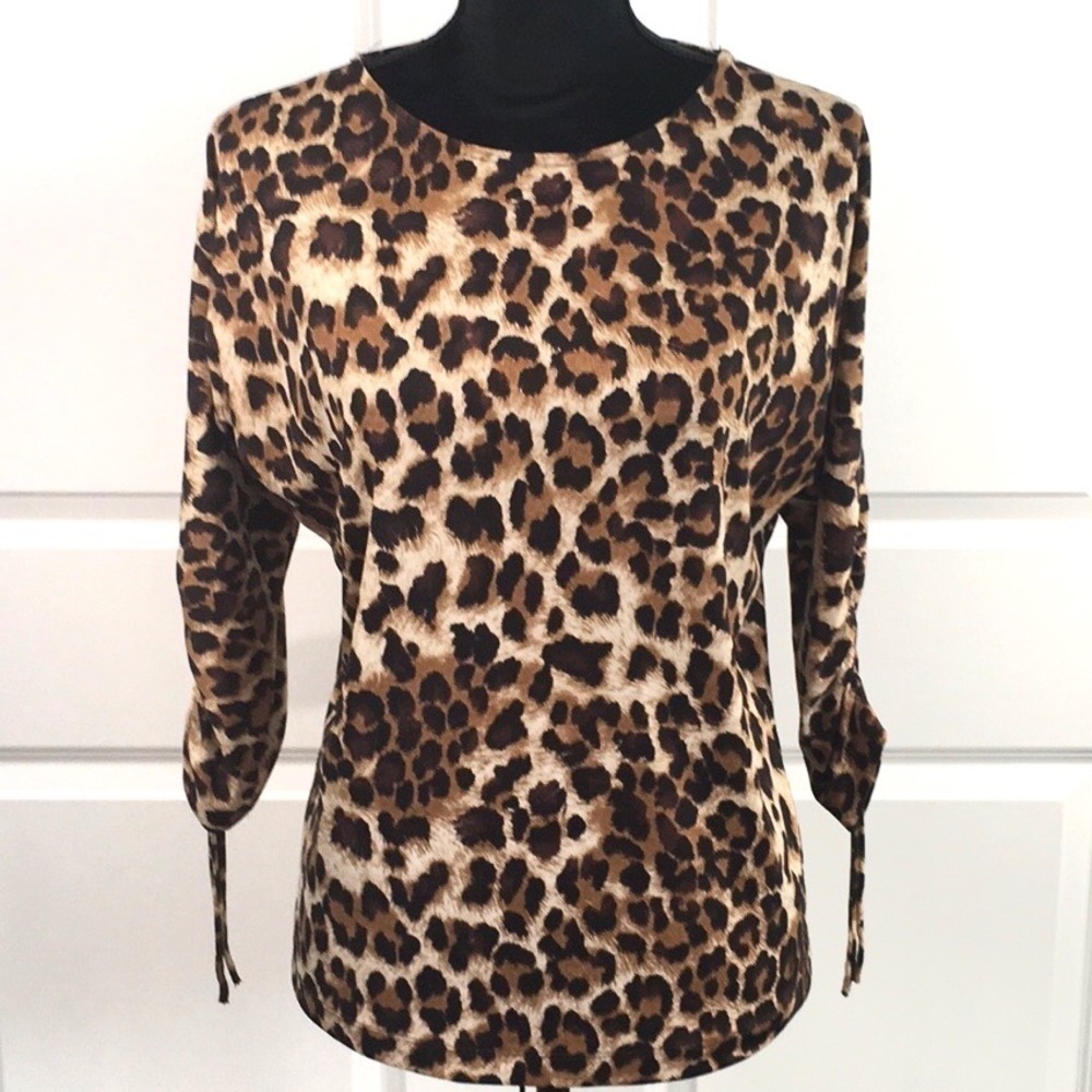 🎉 SALE Chico’s Leopard Top With Open Shoulders